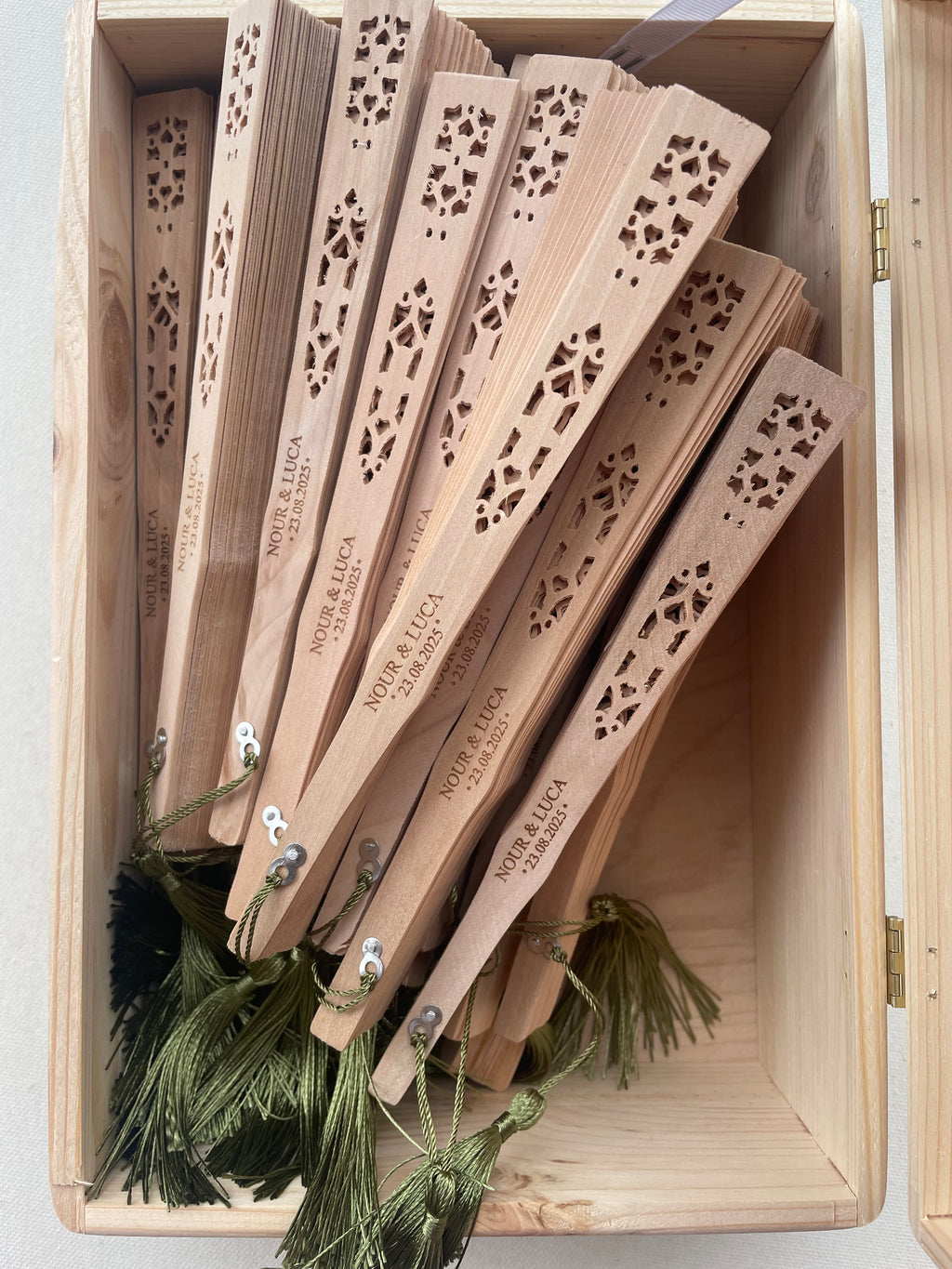 Éventail en bois gravé au laser personnalisé