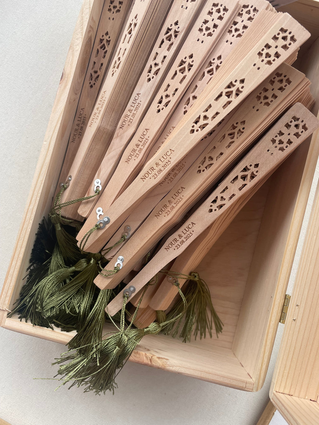 Éventail en bois gravé au laser personnalisé