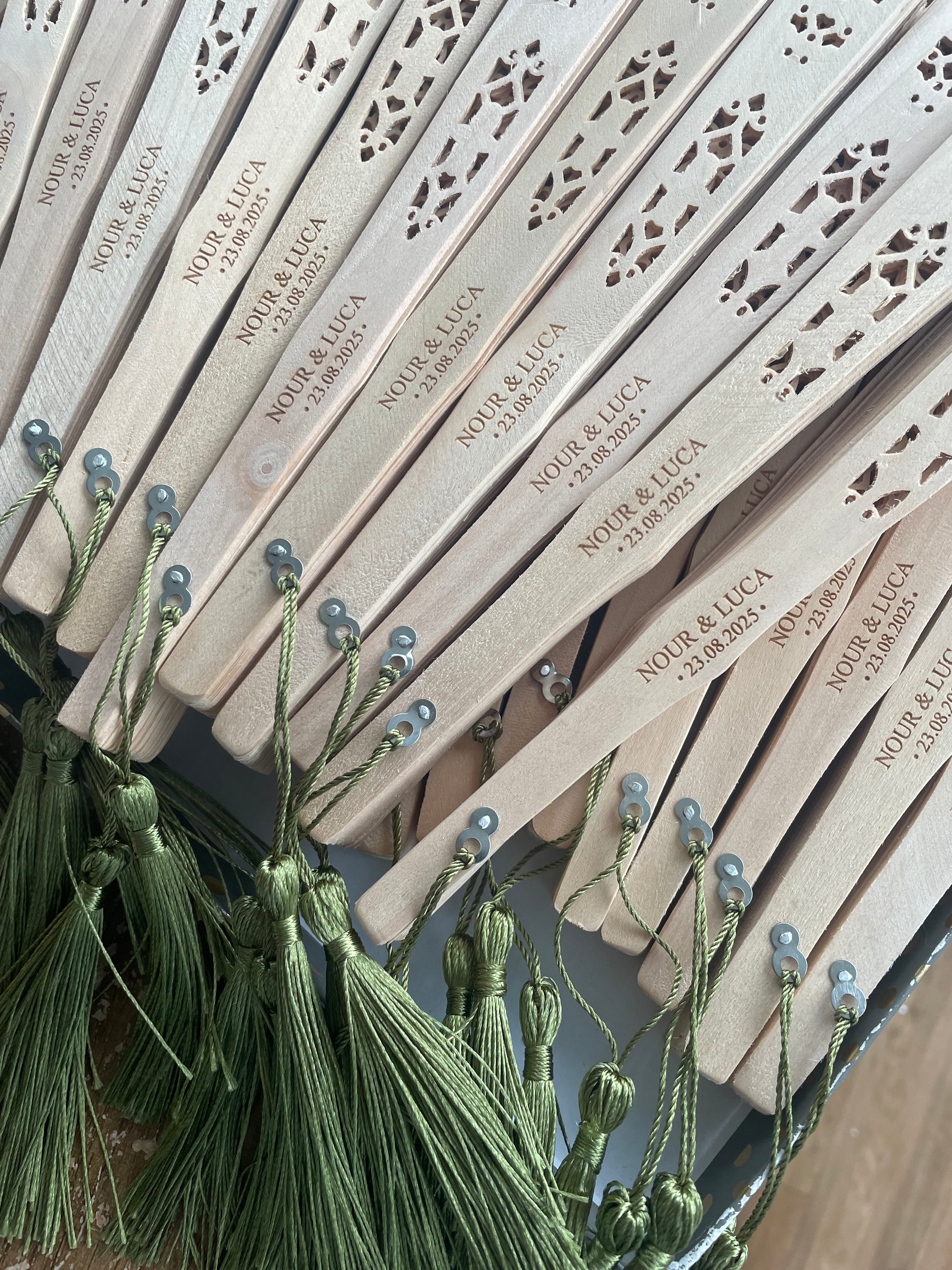 Éventail en bois gravé au laser personnalisé