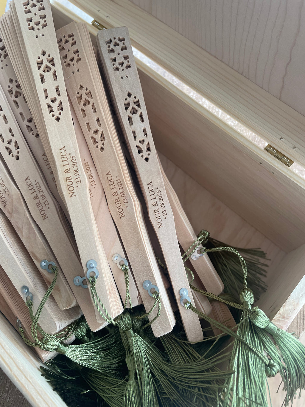 Éventail en bois gravé au laser personnalisé